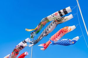 端午の節句とは?兜・鯉のぼりの由来、お祝いの仕方、食べ物を解説!五月人形は誰が買う?