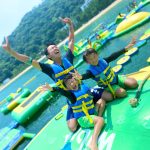 全国の水上・海上アスレチック、ウォーターパーク14選（2025）子どもも大人も大興奮！