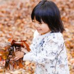 公園での自然遊びのアイデア　木と落ち葉を楽しむネイチャーゲーム