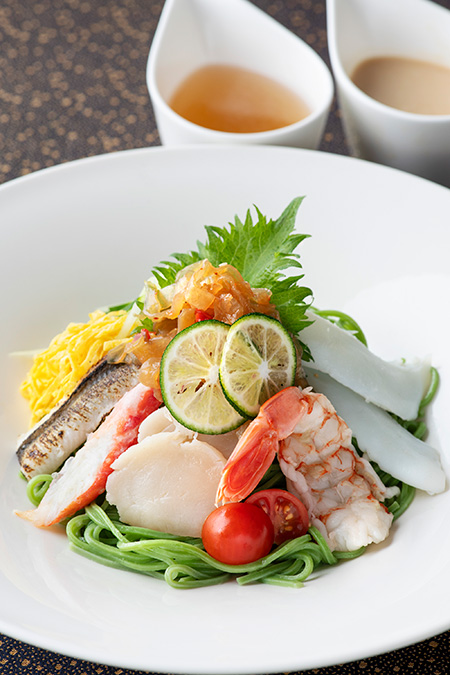 ランチ「海鮮五目冷やしそば」4500円/シルクロードガーデン(東京ディズニーシー・ホテルミラコスタ)