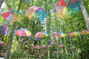 群馬・ロックハート城で「レインボーアンブレラスカイ」開催　雨季を楽しくすごせるレインボーカラーがテーマのイベント