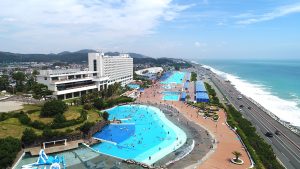 神奈川・大磯ロングビーチが2024年度の営業をスタート　太平洋を臨める絶景リゾートプールで夏を満喫