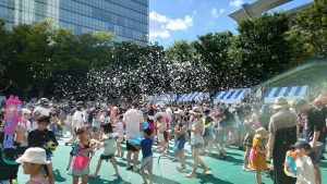 さいたま新都心けやきひろばで「水かけまつり&ワールドフェスタ」開催 世界のグルメ・音楽・文化体験も集結