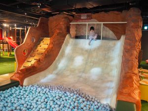 「屋内・冒険の島 ドコドコ」（立川）を子どもとレポ！デジタル体験やアスレチックが人気