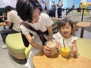 子どもも楽しいスタバがオープン!国内初の「キッズ フラペチーノ®︎」や親子でカスタマイズ体験も