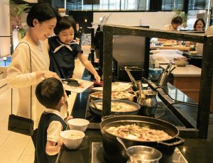 子どもの食事マナーを解説！服装は？スニーカーはOK？正しいホテルマナーで外食を楽しもう！