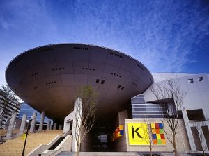 神戸ファッション美術館(兵庫県神戸市)世界各国のファッションを所蔵