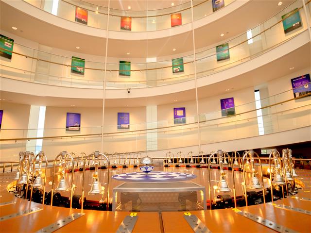 山形県産業科学館のフーコーの振り子