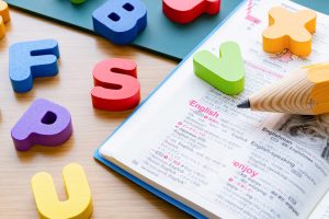小学生の英語学習はいつから? 今人気の家庭学習法を紹介   「聞く・話す」から楽しく親しもう!