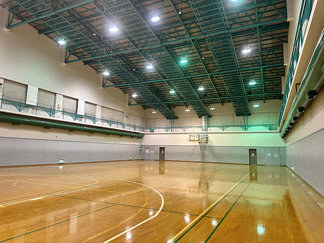卓球やバドミントンなど様々な運動設備が整う体育室/いちはら子ども未来館(weほーる)
