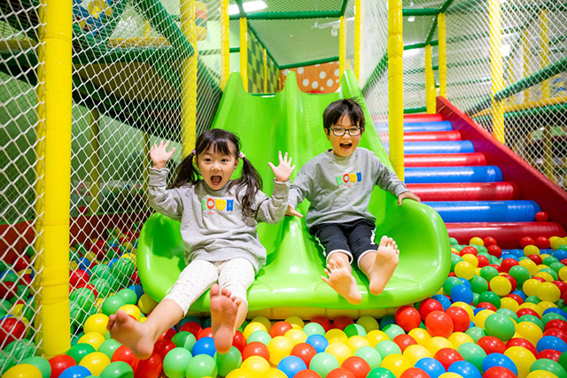 滑り台からボールプールへダイブ/あそびパーク namco ウイングベイ小樽店