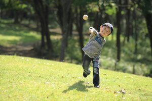 ソフトボール投げで遠くへ投げるコツ 新体力テストの直前対策に 年齢別・身長別の平均記録も紹介