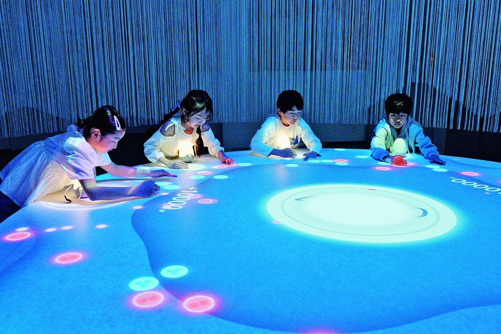 子どもと楽しむ大阪・関西万博 民間パビリオンは子ども向けの体験がいっぱい!予約の有無もチェック