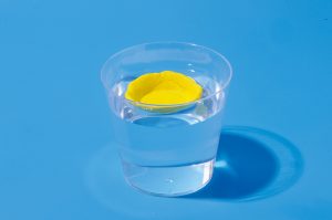 水に沈むかたちと浮かぶかたちを調べよう【小学生の自由研究アイデア】