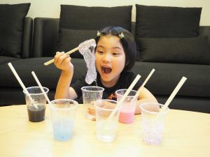 スライムの作り方!基本から、光るスライム・キラキラスライム・砂鉄スライムのアレンジも紹介【自由研究】