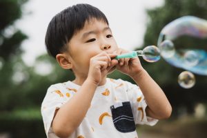 すぐできる!割れないシャボン玉を作ってみよう【小学生の自由研究アイデア】