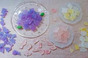 宝石みたいでカリカリ食感の琥珀糖の作り方は?バタフライピーやかき氷シロップで簡単に自由研究