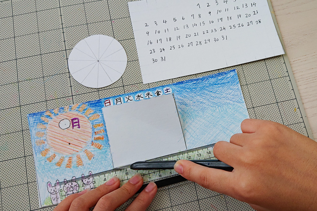 カッターで窓を切り抜くときは慎重に/スライド式万年カレンダーの作り方
