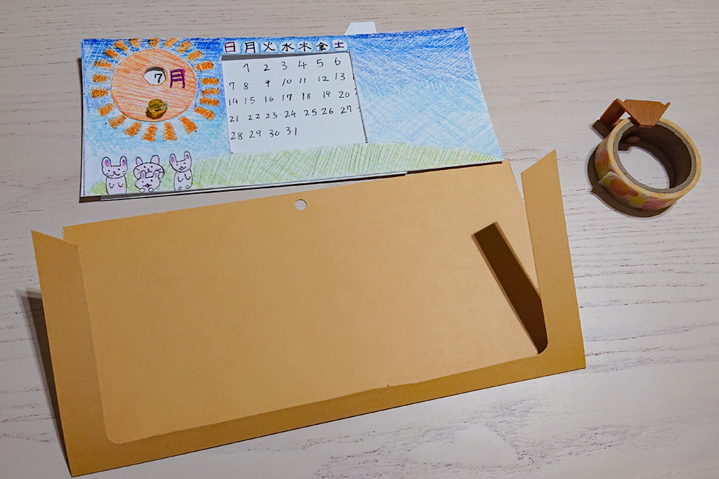 フレームの横はテープで止めるだけでOK/スライド式万年カレンダーの作り方