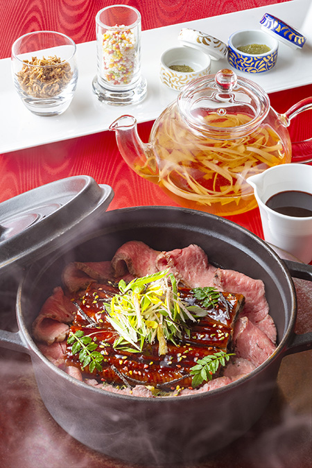 瞬間燻製した鰻の蒲焼きと和牛サーロインのココットご飯 /カンナ(東京ディズニーランドホテル)