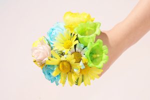 白い花を色水で染めてオリジナルフラワー作り【小学生の自由研究アイデア】