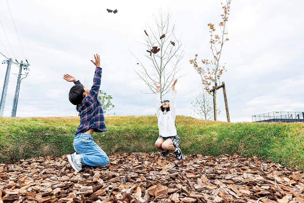 ウッドチップが敷かれ、木のぬくもりを感じる遊び場/KakamigaharaわたしのPARK(木曽川前渡南公園)(岐阜県/各務原市)