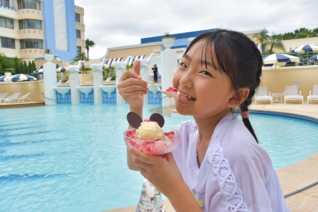 ストロベリーのシェイブアイスと食べる子ども/ディズニーアンバサダーホテル