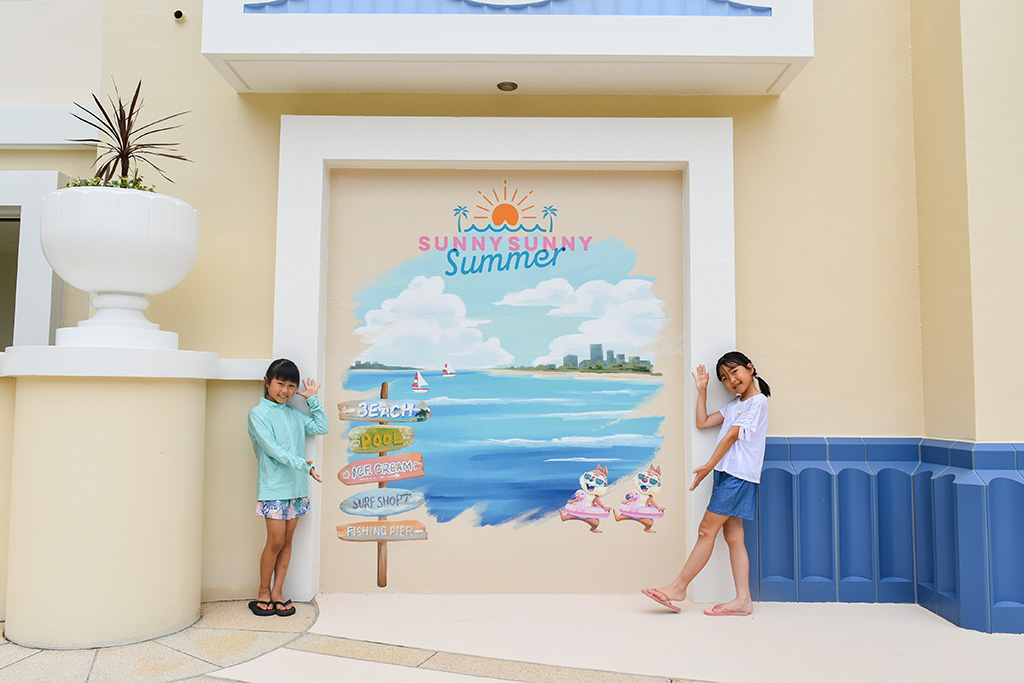 プールの入り口付近にはSUNNY SUNNY Summerのフォトスポット/ディズニーアンバサダーホテル