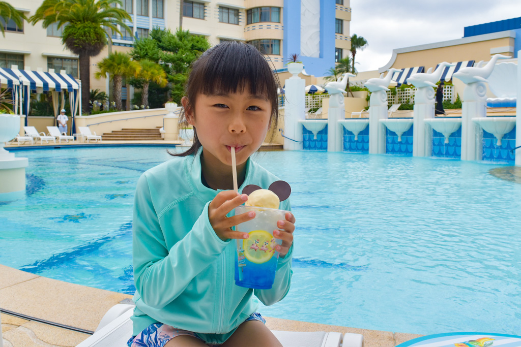 青が涼しげなスペシャルドリンクを飲む子ども/ディズニーアンバサダーホテル