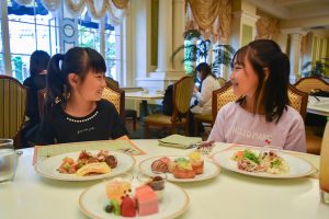 ディズニーホテル レストランまとめ!宿泊しないでOK?予約方法や子連れにおすすめは?ハロウィーンのメニューは?