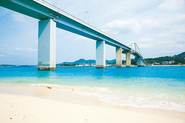 全長762mの美しい瀬底大橋/瀬底島(沖縄県/本部町)
