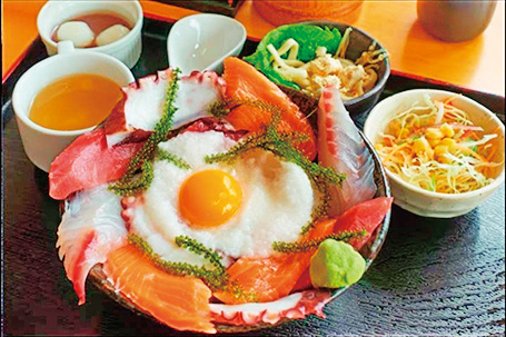 豪快に刺身がはみ出すボリューミーな海鮮丼/食事処 錦屋(沖縄県/今帰仁村)