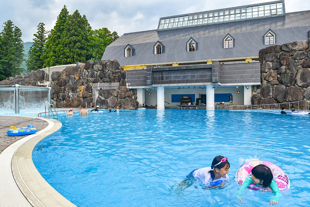 夏限定のガーデンプール/ロッテアライリゾート(新潟県妙高市)