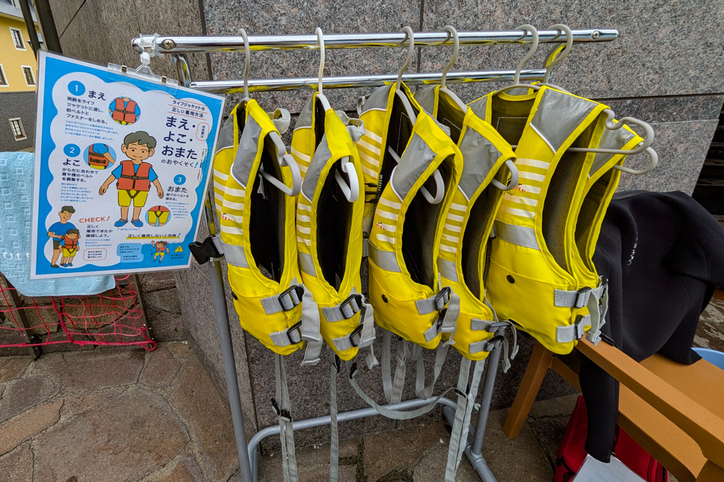 プールでは子供用のライフジャケットを無料貸出/ロッテアライリゾート(新潟県妙高市)