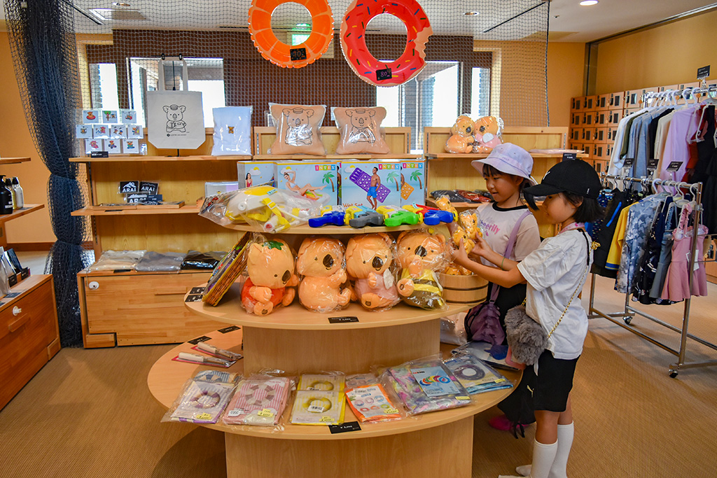 浮き輪などを販売する売店も/ロッテアライリゾート(新潟県妙高市)