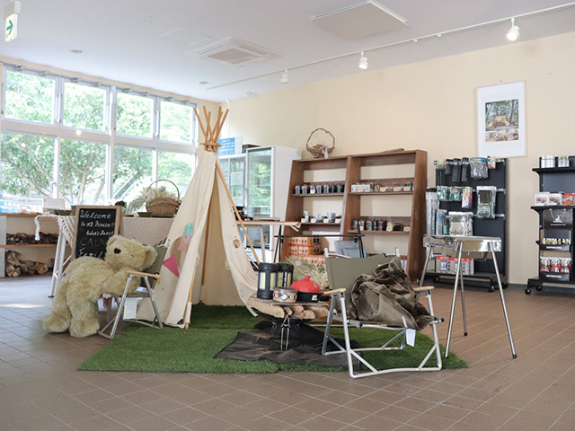 売店では、バーベキューやキャンプでのお役立ちグッズも販売/平成榛原こどものもり公園(奈良県宇陀市)