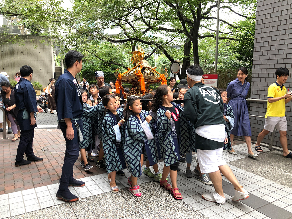 子ども用のお神輿と山車/アークヒルズ 秋祭り 2025(東京都/港区)