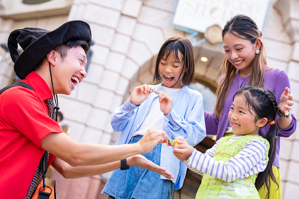 クルーからキャンディーをもらう様子│ハハハ! ハロウィーン・パーティ/ユニバーサル・スタジオ・ジャパン(大阪府/大阪市)