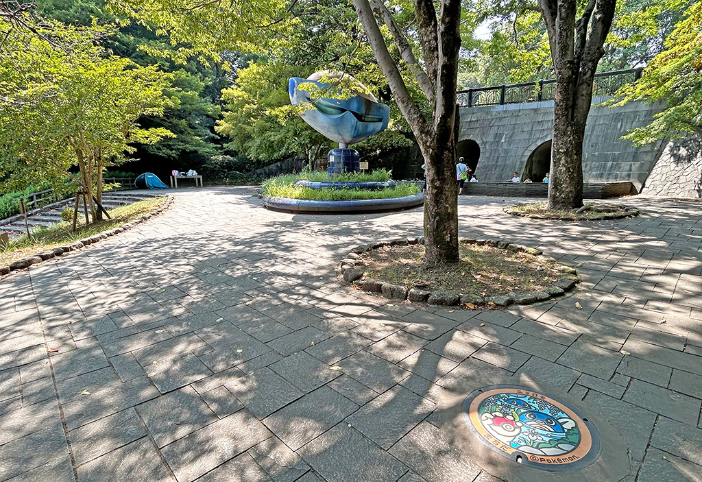 芹ヶ谷公園 アーチの泉(東京都/町田市)にあるポケふた「ニョロモ」