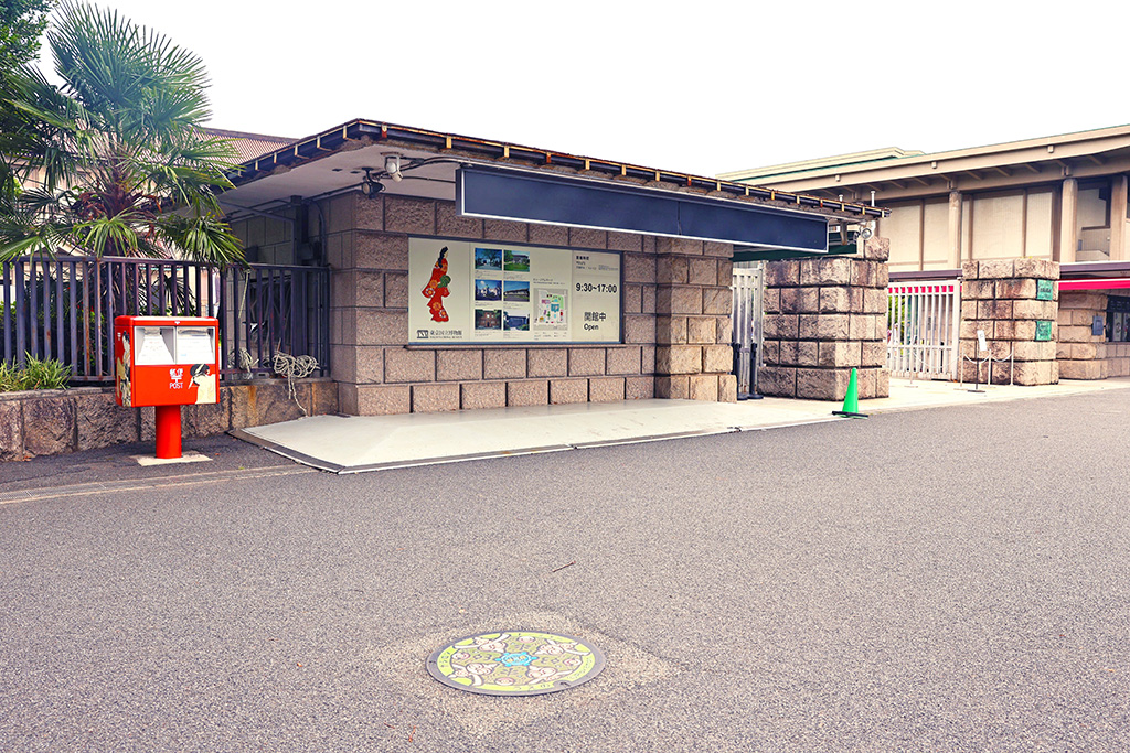 東京国立博物館(東京都/台東区)の正門前にあるポケふた