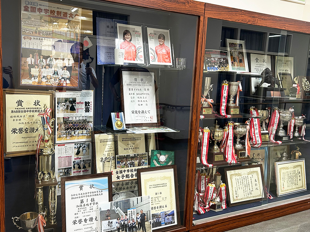 ロビーに飾られているトロフィーや賞状/淑徳巣鴨中学校(東京都/豊島区)