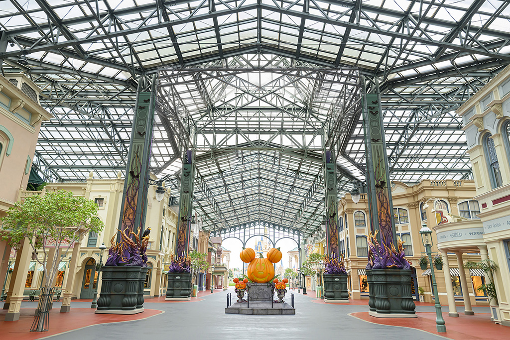 ヴィランズのパーティーをイメージしたデコレーション/東京ディズニーランド(千葉県/浦安市)