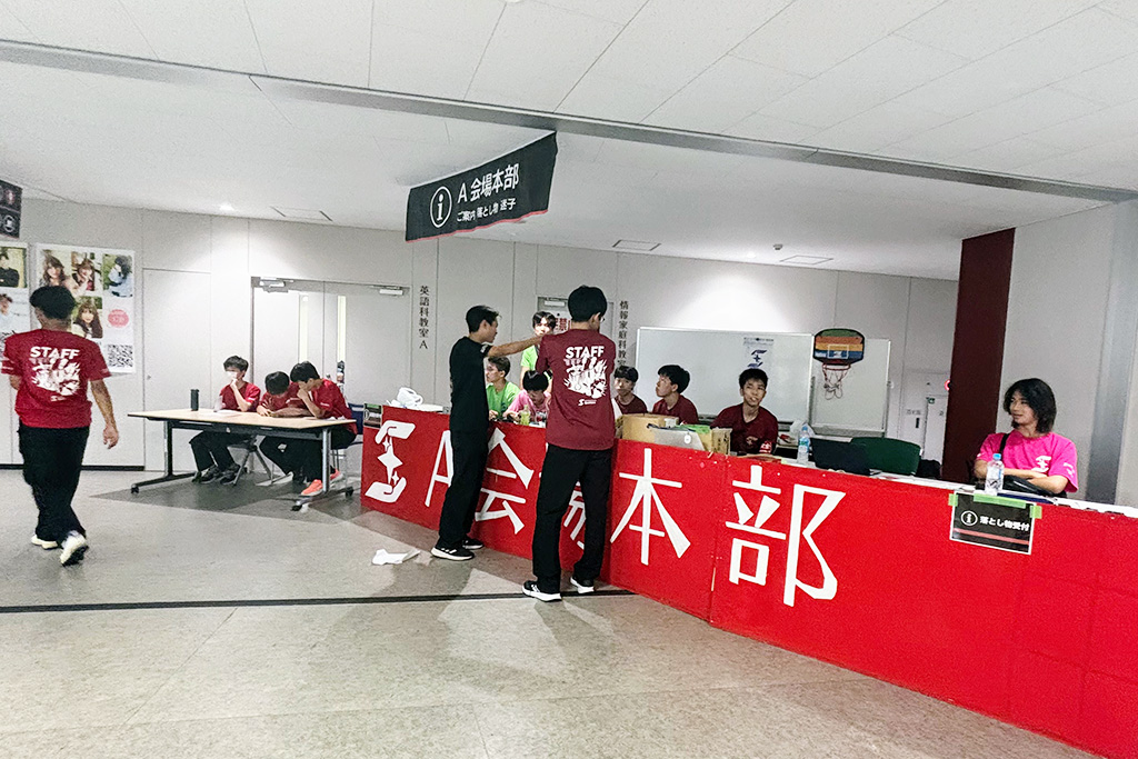 「開成祭」:熱く冷静に、本部でイベント全体に気を配る文準委員たち。/開成中学(東京都/荒川区)