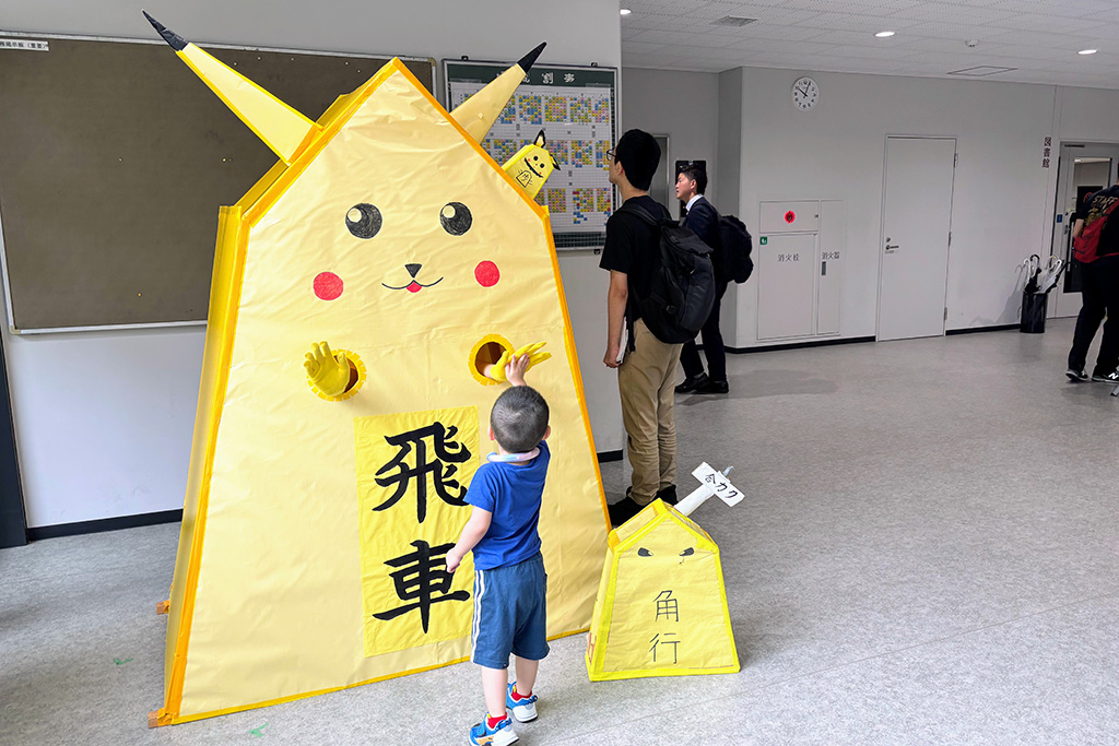 「開成祭」:子どもたちが握手を求めていた将棋部の呼び込み/開成中学(東京都/荒川区)