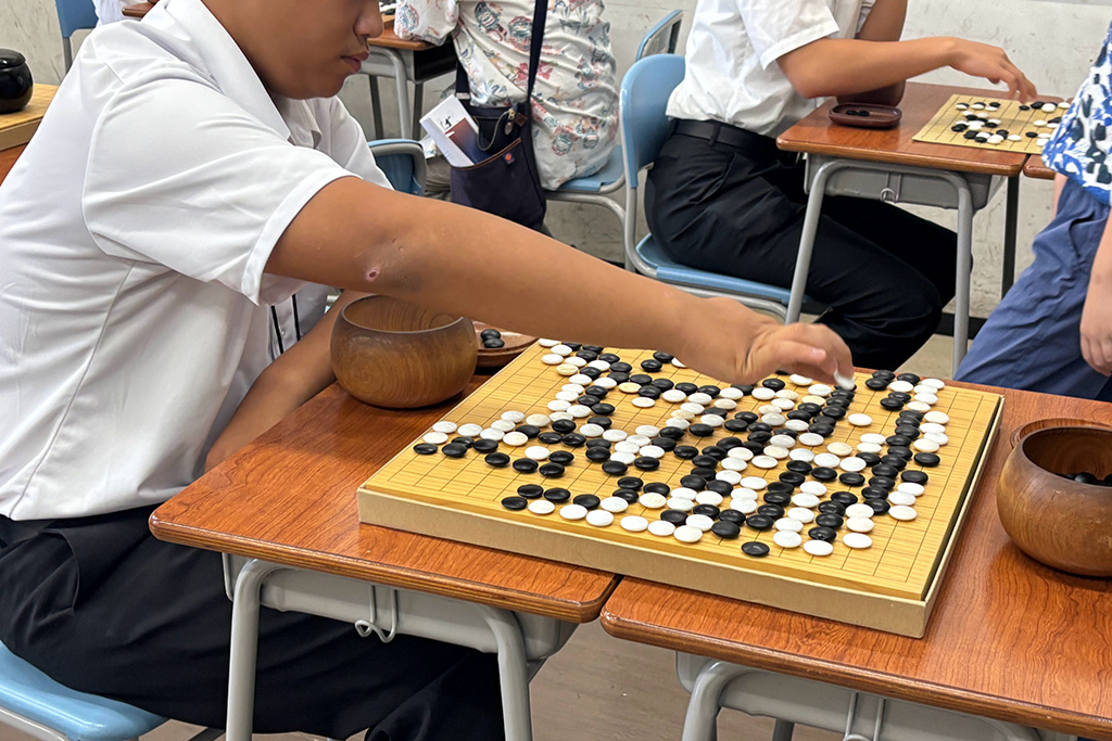 「開成祭」:教室内で囲碁をする様子/開成中学(東京都/荒川区)
