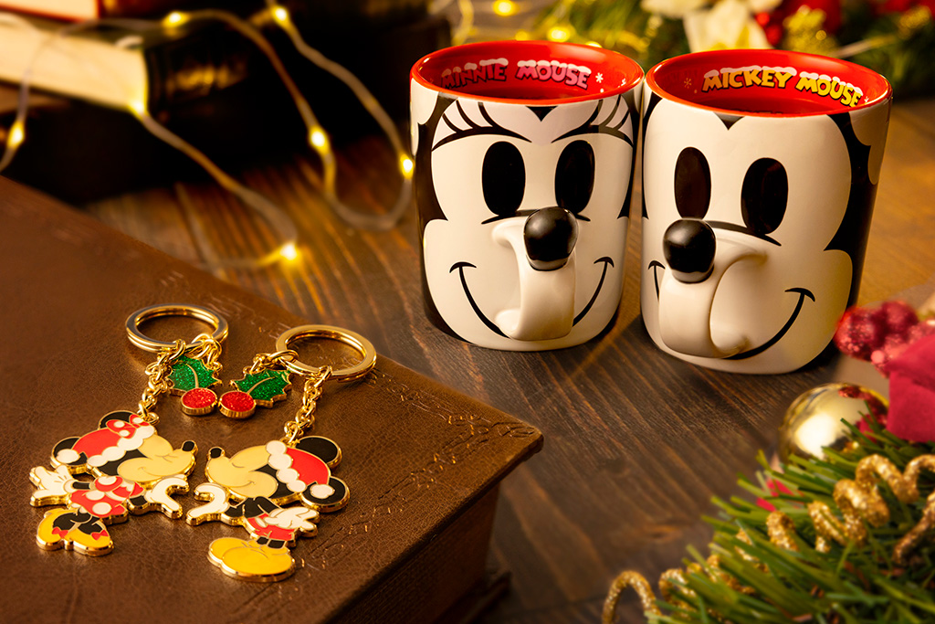 キーチェーンセット 1600円、マグカップ 各2200円/ディズニー・クリスマス(千葉県/浦安市)