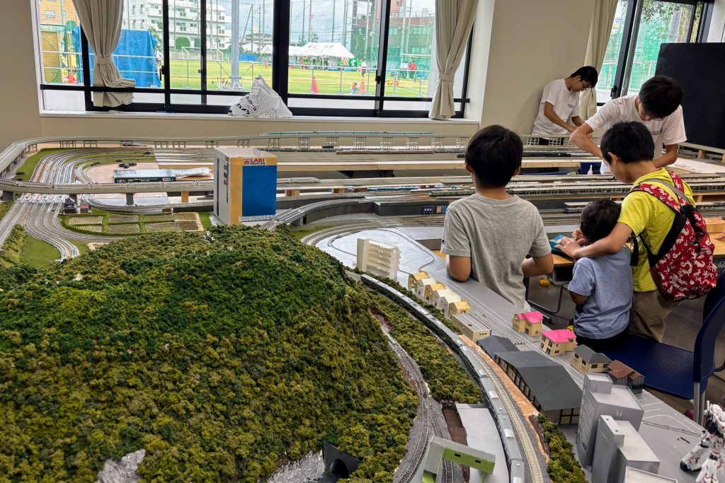 「開成祭」:子どもたちが夢中で見入っていた模型部の様子/開成中学(東京都/荒川区)