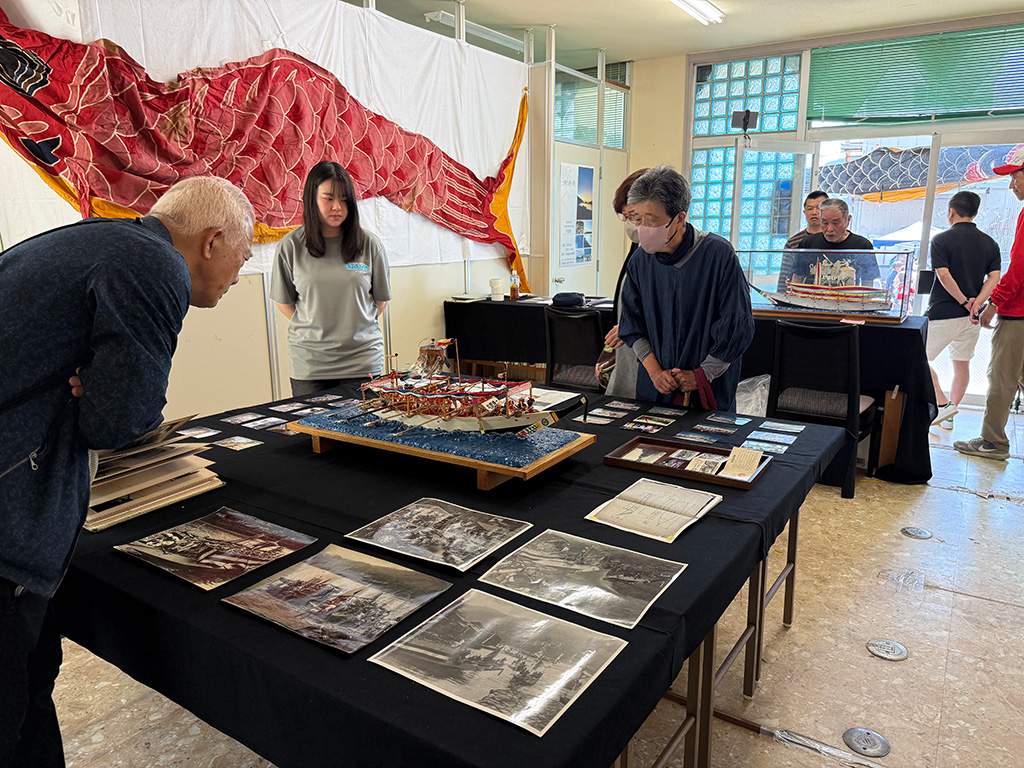 二木島で実施した「思い出の写真展」/新渡戸文化中学校・高等学校の「スタディツアー」