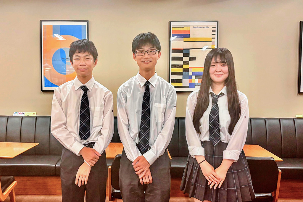 探究進学コース2年の黒田さん、山口さん、西村さん