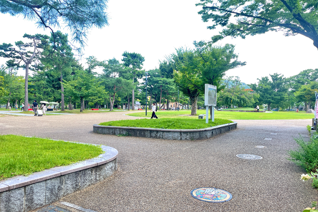 岡崎公園のポケふた「ヒノアラシ」と「ヒヒダルマ」がある場所(京都府/京都市)